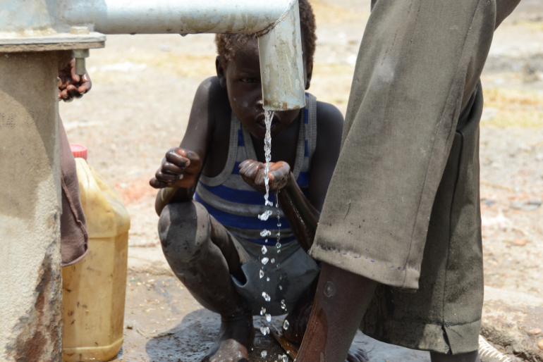 Die Menschen im Norden des Südsudan sind auf das Trinkwasser aus ihren Dorfbrunnen angewiesen. Doch dieses Wasser macht sie krank.