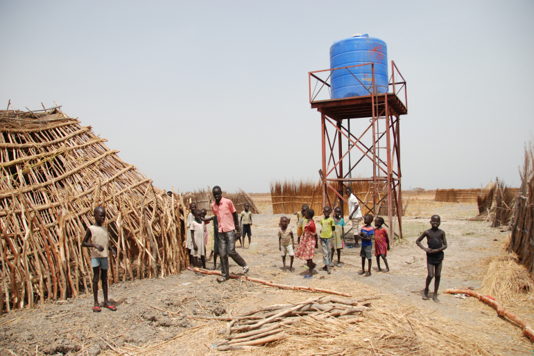 Eine Lösung, den Menschen  sauberes Trinkwasser in diesem Gebiet zur Verfügung zu stellen, sind Tiefbrunnen. Diese reichen weit unter den oberen, verunreinigten Wasserleiter.
