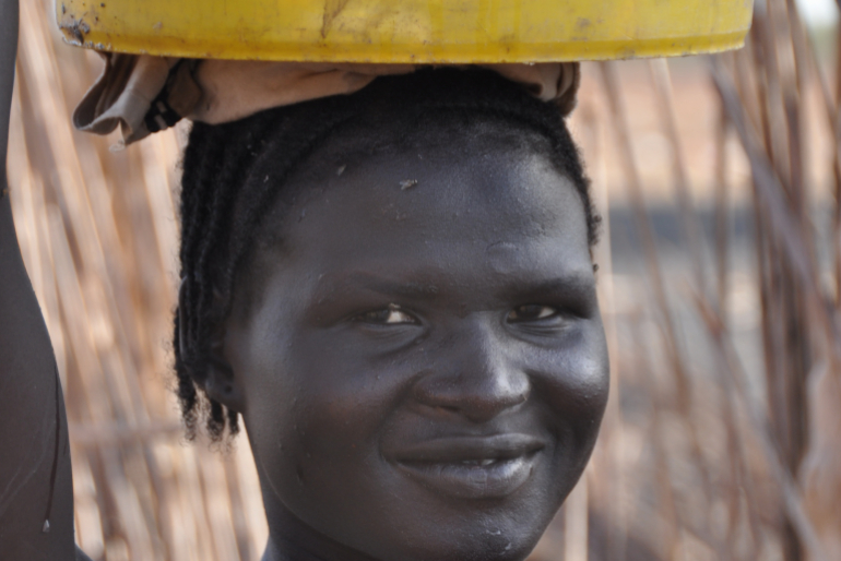 Dorfbewohner aus Rier riefen 2007 um Hilfe – sie konnten das Wasser aus ihren Handbrunnen nicht mehr trinken. Es schmeckt bitter und verursacht Durchfall.