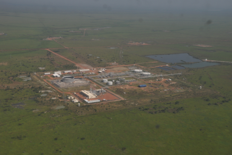 Der Verdacht: Die Ölindustrie in der Umgebung verunreinigt das Trinkwasser. Mehrere Aufklärungsflüge zeigten die riesigen Anlagen in unmittelbarer Umgebung der Menschen.