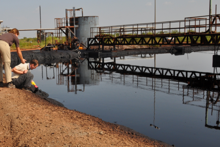 Zahlreiche Proben wurden aus Ölverarbeitungsanlagen genommen, um sie mit Proben aus den Handbrunnen in der Umgebung zu vergleichen.