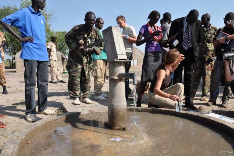 Mit speziellen Wasser-Testgeräten und der wissenschaftlichen Untersuchung der Wasserproben konnten wir nachweisen, dass Salze, Chemikalien und Schwermetalle das Wasser des oberen Wasserleiters verseuchen – das Wasser aus dem die Menschen per Handbrunnen ihr Trinkwasser beziehen.