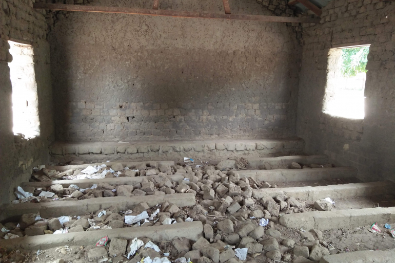 "Klassenzimmer" der Comboni-Grundschule: Wenn überhaupt vorhanden sind die "Schulgebäude" völlig marode und müssen dringend instand gesetzt werden.