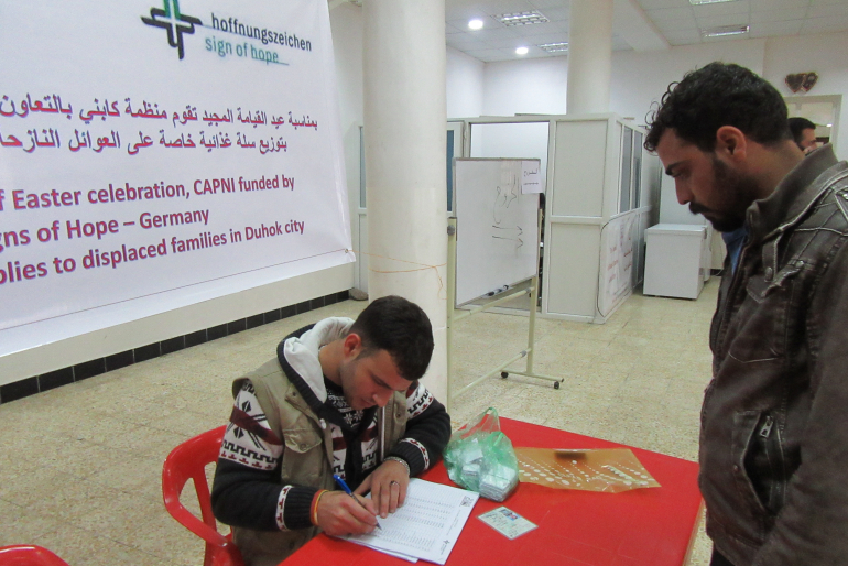 Jeder Begünstigte wird sorgfältig ausgewählt und auf einer Liste vermerkt. Am Tag der Verteilung wird dies erneut geprüft und erst dann werden die Hilfsgüter übergeben.