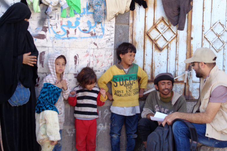Warda, Mohammed Ali Yahya und ihre vier Kinder haben durch einen Luftangriff ihre Existenz im Distrikt Abs verloren. Sie flohen nach Rada’a, wo sie jahrelang durch Betteln überlebten. Die Familie ist überglücklich und erleichtert, als ihnen ein Mitarbeiter unseres lokalen Partners Lebensmittelgutscheine überreicht.