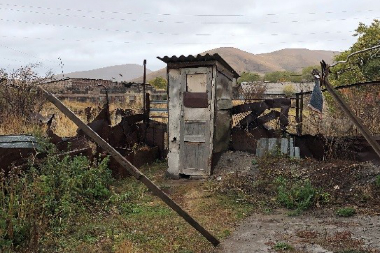 Weder adäquate sanitäre Anlagen noch fließendes Wasser gibt es hier. Mit über 80 Jahren müssen Rentner den Weg zur Toilette bei Wind und Wetter auf sich nehmen.