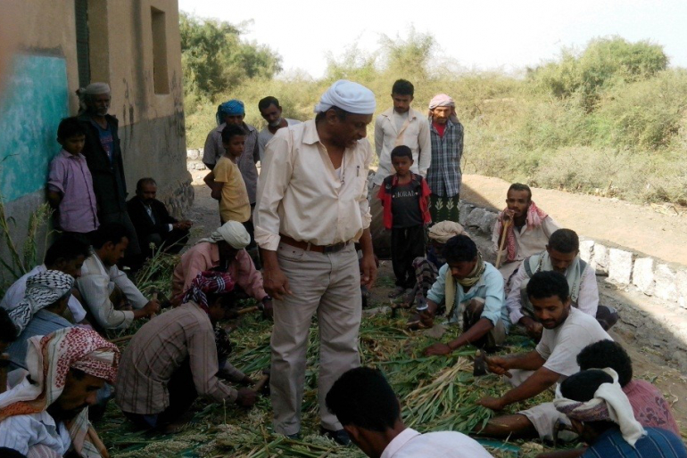 Er zeigt ihnen auch, welches Futter sie den Tieren geben dürfen.