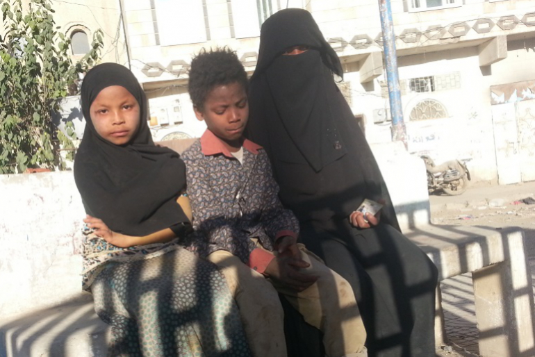 Maisoon lebt mit ihren drei Kindern seit zwei Jahren in der Stadt Rada’a, nachdem ihr Mann getötet wurde und sie aus der Heimatstadt Al-Hudaida fliehen musste. Seither hält sich die Familie mit Almosen über Wasser. Die Kinder müssen oft hungern.