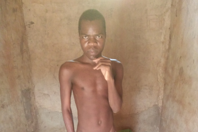 Malieny Kuei leidet unter einer posttraumatischen Belastungsstörung. Seine Dorfgemeinschaft führt die Erkrankung auf einen Fluch zurück und hat den 20-Jährigen ausgestoßen.