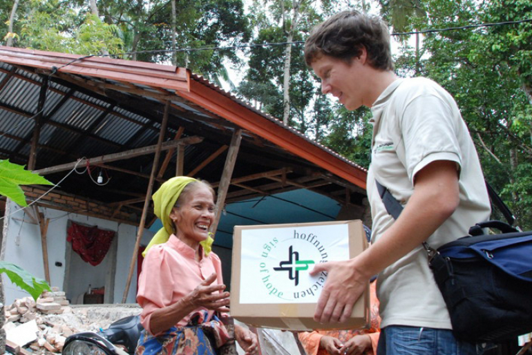 Hoffnungszeichen-Mitarbeiter Marcel Kipping war bereits 2009 auf Sumatra und hat den Menschen in Zusammenarbeit mit Partnerorganisationen beistehen können. Auch dieses Mal - nach dem schweren Erdbeben und anschließendem Tsunami auf der Insel Sulawesi - werden wir den Betroffenen helfen!