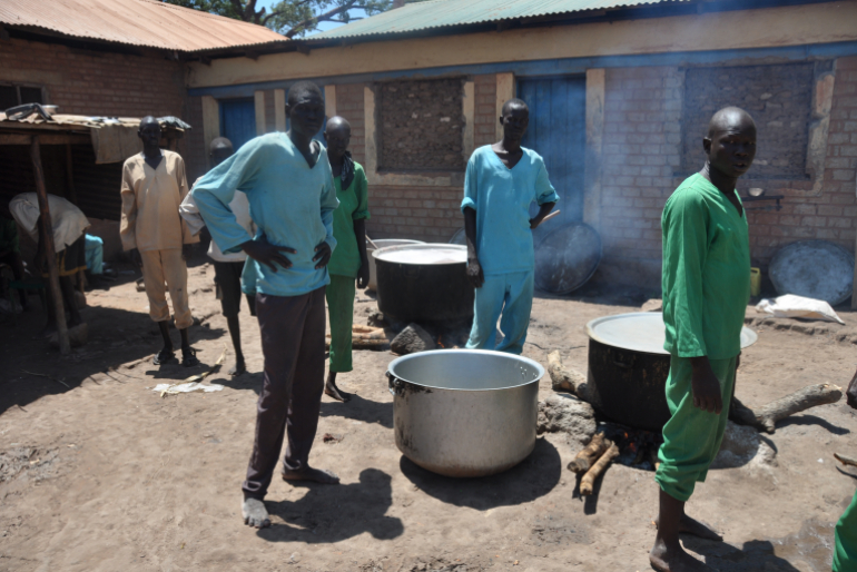 Wir helfen mit Schulungen von Gefängnismitarbeitern und der Lieferung von Medikamenten, Kleidung, Decken und Nahrung.