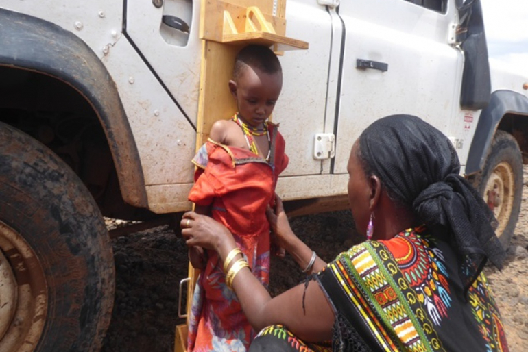 Bei den regelmäßigen Besuchen des Gesundheitsteams in den Dörfern wird beispielsweise der Gesundheitszustand der Kinder kontrolliert; sie werden gemessen und gewogen.