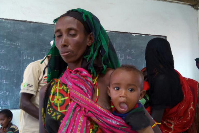 Huko Elma Duba kann weder sich noch ihre sieben Kinder ernähren. Von Hoffnungszeichen erhält sie nun Spezialnahrung.