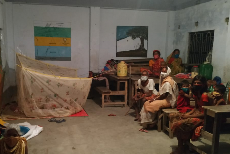 Die geflüchteten Menschen leben in beengten Notunterkünften. Dort sind sie dem Risiko einer Corona-Infektion ausgesetzt.