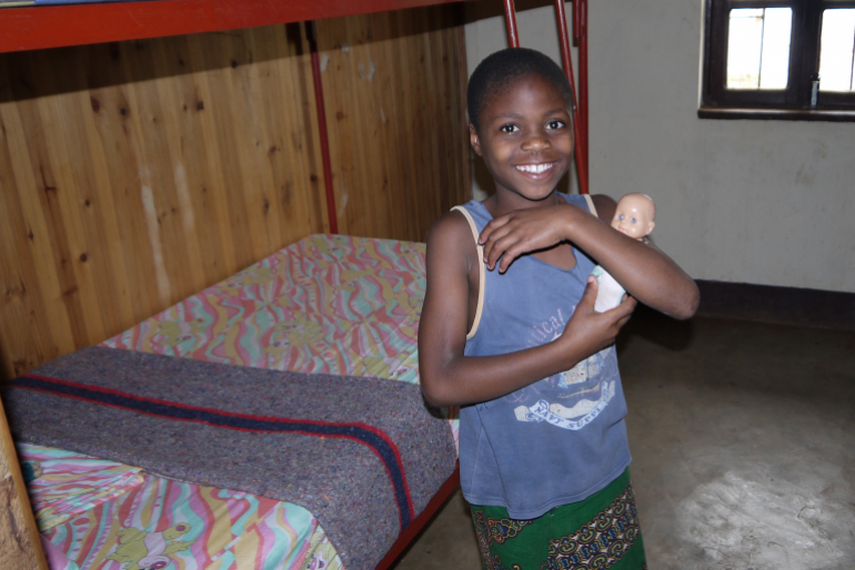 Die elfjährige Imara stammt aus Goma und wurde für ein vermeintlich besseres Leben zu ihrer Tante nach Bukavu gebracht. Dort wurde sie jedoch vernachlässigt und geschlagen.