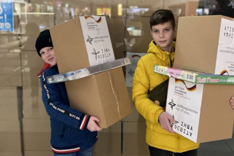 Die Kinder freuten sich über die Spielsachen und Unterrichtsmaterialien.