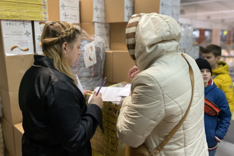 In der Stadt Ternopil übergaben Mitarbeitende unseres lokalen Partners Insha Osvita die Kartons.