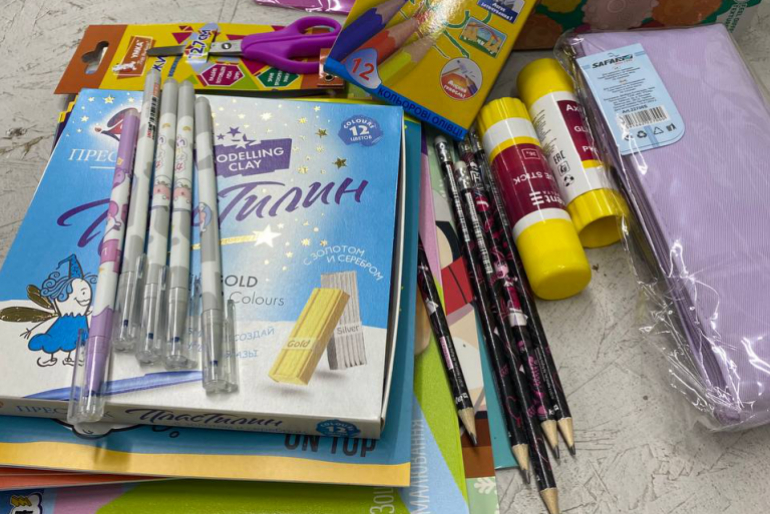 In den Kartons befanden sich Notizbücher und Hefte, ein Federmäppchen, Malbücher, Buntstifte, Knete und weitere Spielsachen.