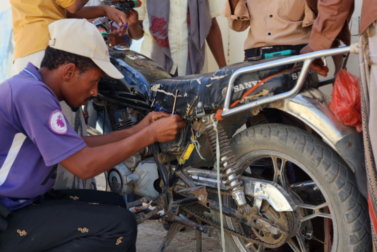 Mopeds sind im Jemen auch für Ärmere ein erschwingliches Transportmittel. Die Nachfrage nach Reparaturen ist groß –  in Kursen werden die Fertigkeiten dafür vermittelt.