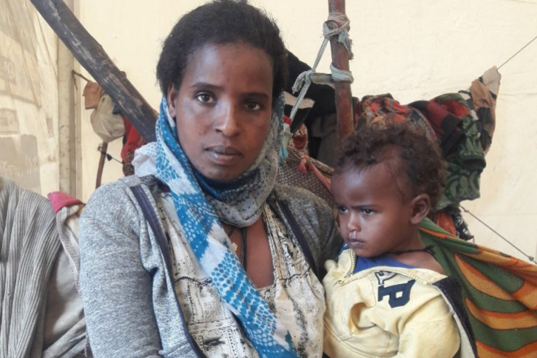Yeshiye Alemu musste mit ihrer Familie vor brutalen Kämpfen in ihrer Heimatregion fliehen und lebt jetzt in einem Flüchtlingslager in Debre Birhan. Dank unserer Hilfe erhält sie Mehl und Speiseöl.