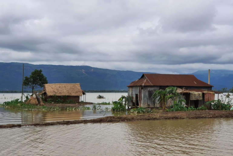Die Sturzfluten zerstörten ganze Siedlungen und rissen Häuser sowie Straßen mit sich.