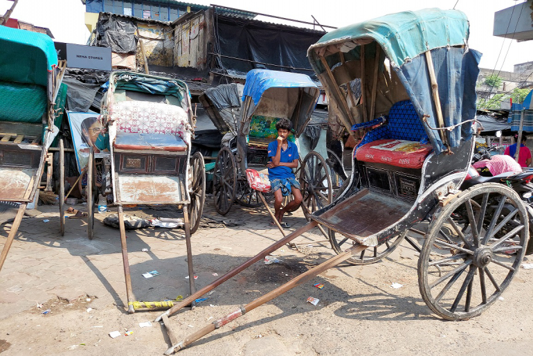 Seit einem Jahr bleiben viele Passagiere dem Rikschafahrer Rahim (25) fern. An manchen Tagen verdient er nichts. Daneben fällt ihm die Arbeit schwer, da er an Husten, Fieber und Gelbsucht leidet. Rahim ist auf sein Einkommen angewiesen, da er auch seine Mutter Nasima finanziell unterstützen muss.