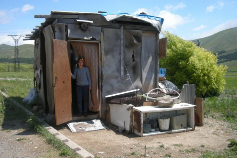 Ruzanna Abrahamyan haust mit ihren vier Kindern und ihrer Schwiegermutter in einer Blechhütte. Zu ihrem Ehemann, der in Russland arbeitet, hat sie keinen Kontakt mehr. Aktuell versorgt die Schwiegermutter die Familie durch Aushilfsarbeiten und ihre kleine Rente. Doch das Geld reicht kaum aus.