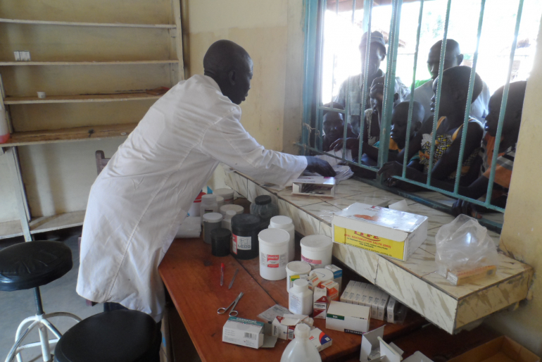 Nach einer sorgfältigen Diagnose können Kranke und Mangelernährte oft mit einfachen Mitteln und Medikamenten behandelt werden. Hier die Medikamentenausgabe.