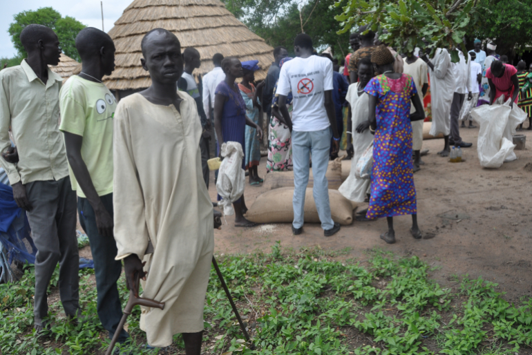 Vielen Menschen im Südsudan sieht man die Unterernährung und Erschöpfung an. Neben Müttern mit Kindern sind auch Menschen mit Behinderung auf unsere Hilfe angewiesen.