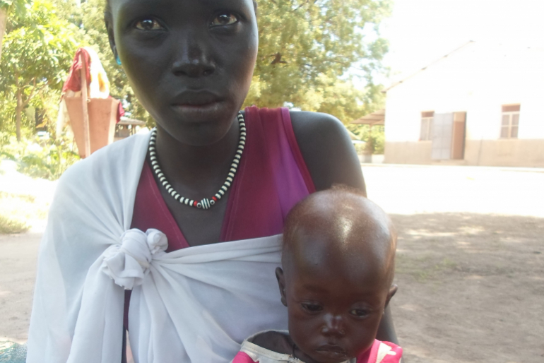 Daher ist das Essen in Akoldes Familie knapp. Auch Mary, die Mutter der Kleinen, leidet unter dem Hunger und hatte nie genug Milch, um ihr jüngstes Kind zu stillen, sodass das Mädchen nun dringend Hilfe bedarf.
