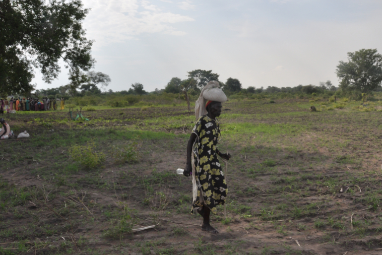 Viele Menschen, die in Dörfern außerhalb von Rumbek leben, nehmen lange Fußmärsche auf sich, in der Hoffnung, etwas Nahrung oder medizinische Hilfe zu erhalten.
