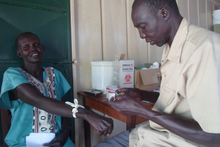 Das medizinische Personal in Rumbek nimmt sich Zeit für die hilfesuchenden Menschen. Viele Krankheiten können so korrekt diagnostiziert und behandelt werden.