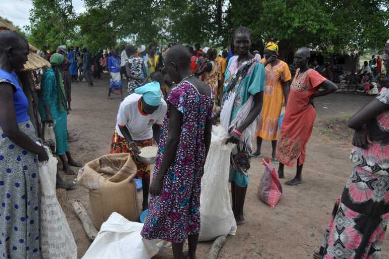Die Menschen stehen – wie hier bei einer früheren Verteilung – oft lange für einen Hilfsack an. Je nach Größe der Familie reicht der Inhalt etwa einen Monat.