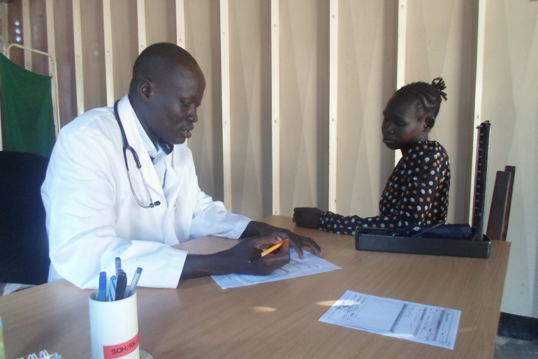 Zusätzlich zur Behandlung werden die Patienten über Hygiene, Babyernährung oder Unfallvermeidung aufgeklärt. Das hilft den Menschen, ihren beschwerlichen Alltag besser zu meistern.