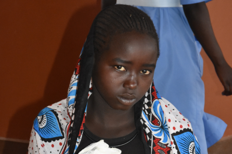 Regina Chenanqat ist an Malaria erkrankt. Fieber, Durchfall und starke Schmerzen plagen das Mädchen. Malaria bleibt eine große Belastung für die Menschen in Uganda.