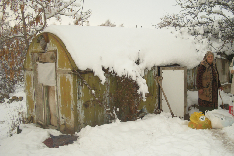 Frau Nikoghosyan lebt mit ihrer behinderten erwachsenen Tochter seit über 30 Jahren in diesem Blechcontainer, der ursprünglich nur eine Notunterkunft sein sollte.