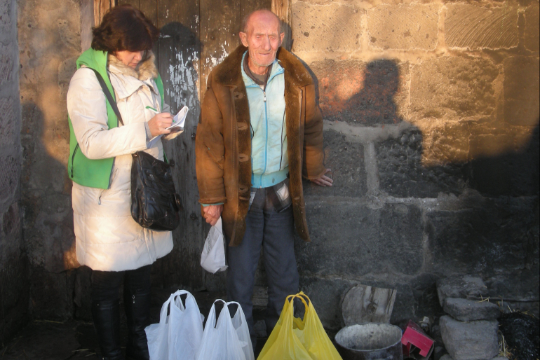 Der 79-jährige Ashak Serobjan ist so entkräftet, dass er sich an der Wand abstützen muss. Seine geringe Rente reicht nicht für Medikamente und genügend Nahrung.