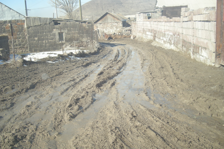 Straßen aus Dreck und zerfallene Häuser – seit dem Erdbeben 1988 wurde kaum etwas in Dschadschur erneuert. Die wirtschaftliche Lage ist schlecht, die Dorfbewohner leben in ärmlichen Verhältnissen.