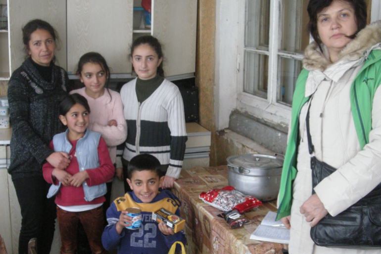 Die Kinder der Familie Harutjunjan sind beim Besuch unserer Mitarbeiterin Aljona Zeytunyan aufgeregt: Gäste mit so vielen Geschenken im Gepäck haben sie nicht alle Tage.