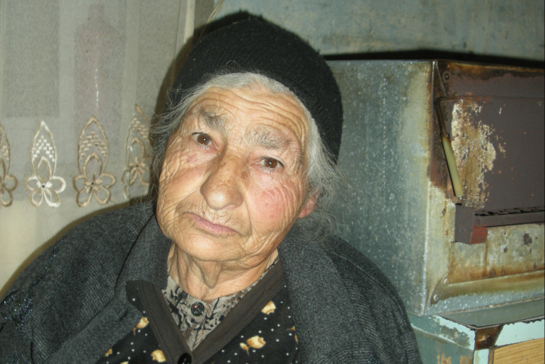 Kima Martirosjan hat viel Unglück erlebt. Beim Erdbeben 1988 starben ihr Mann und beide Kinder. Seitdem lebt die 80-Jährige allein und in bitterer Armut.