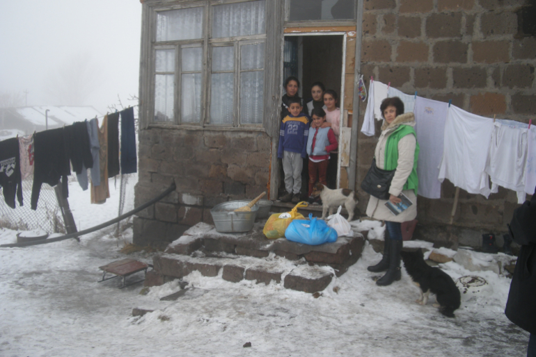 „Danke“ sagt nicht nur die Familie Harutjunjan. Auch alle anderen Hilfeempfänger sind sehr glücklich über die Nahrungsmittelpakete. konserven, aber auch Waschmittel.