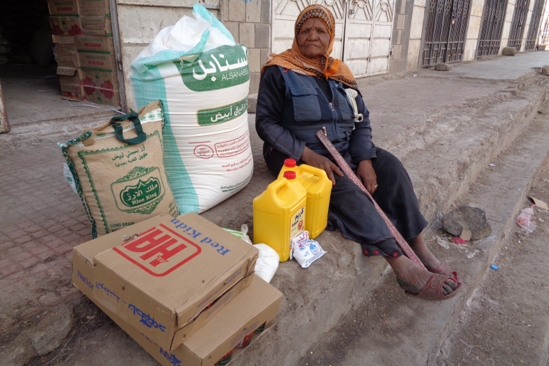 Saida hat ihr Leben lang viel Leid erfahren. Die 70-Jährige ist verwitwet und muss sich um ihre zwei pflegebedürftigen Söhne kümmern. Die Familie leidet Hunger – unsere Lebensmittelhilfe ist hier von größter Bedeutung.