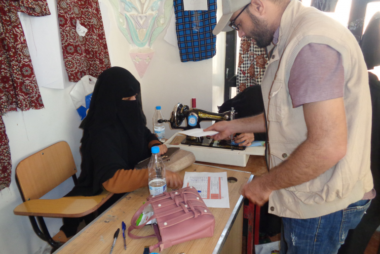 Warda hat zudem einen Nähkurs und eine Nähmaschine erhalten. Berufstätigkeit ist für viele Frauen im Jemen nicht üblich, und daher rührt ihre Benachteiligung. Wir setzen uns mit den Nähkursen für die Selbstständigkeit der Frauen ein.