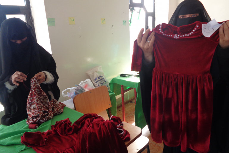 Stolz präsentiert Warda Yahya ihre neu erworbenen Nähkünste: Unter ihren geschickten Händen sind die ersten Kinderkleider entstanden. Mit dieser Arbeit kann sie jetzt für den Lebensunterhalt ihrer Familie sorgen.