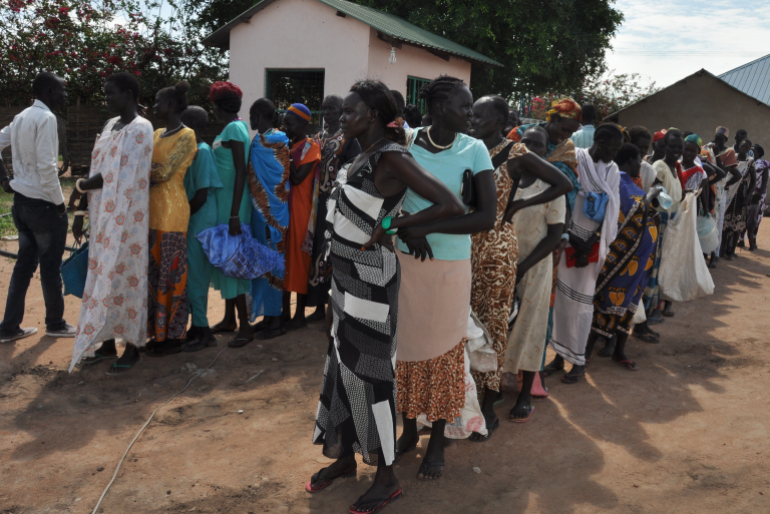 In den Gemeinden der Diözese von Rumbek erhalten die bedürftigsten Familien Nahrungsmittel. In langen Schlangen warten die Menschen in sengender Hitze …