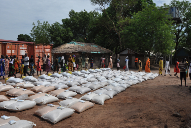 … darauf, ihre Rationen zu erhalten. Die Hungerkrise zeichnet sich überall ab. Doch vor allem die Älteren und Mütter sind schwach, geben sie doch das Wenige zuerst an ihre Kinder und Enkel.