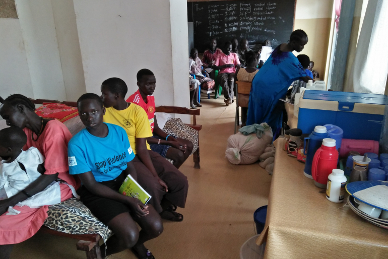 Doch die Räumlichkeiten und das behandelnde Team sind dem Andrang kaum noch gewachsen: Täglich warten mehr und mehr Kranke auf eine medizinische Versorgung. Alternativen vor Ort gibt es nicht.