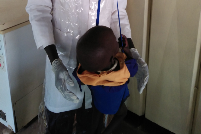 Damit sich insbesondere das medizinische Personal vor der Seuche schützen kann, stellen wir der Krankenstation wichtige Schutzbekleidung zur Verfügung. So kann die Arbeit fortgesetzt werden.