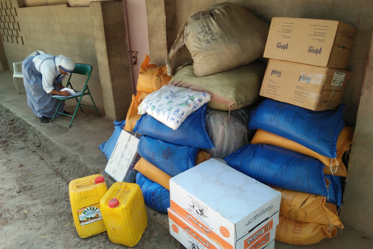 Bei unserer aktuellen Hilfslieferung erhalten Bedürftige neben Seife, Bettwäsche, Decken und Kleidung insbesondere Lebensmittel wie Reis, Salz, Milch, Speiseöl und Linsen.