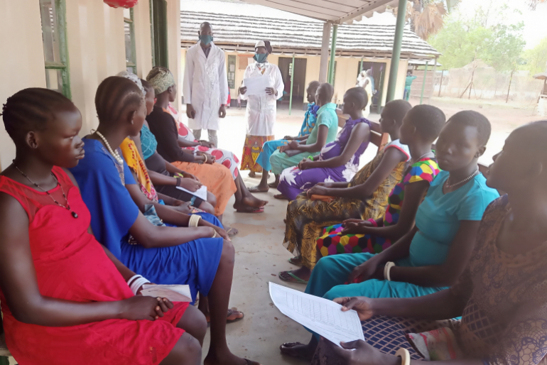 Vor allem Menschen aus abgelegenen Dörfern ist die Gefahr durch das Coronavirus noch nicht bewusst. Daher informieren Klinikmitarbeiter die Patienten über nötige Hygiene- und Präventionsregeln.